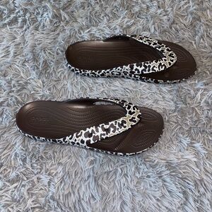 Crocs Iconic Comfort Men’s Flip Flop Sandals Cheetah Print Greyish Blue Size 15